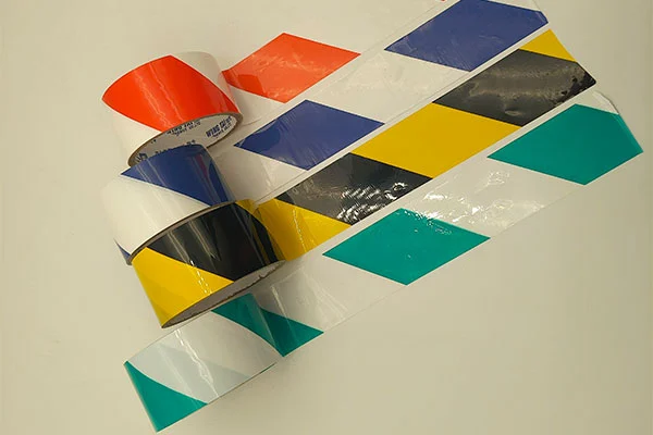 警告テープ: 公衆と労働者の安全のための重要な視覚ガード