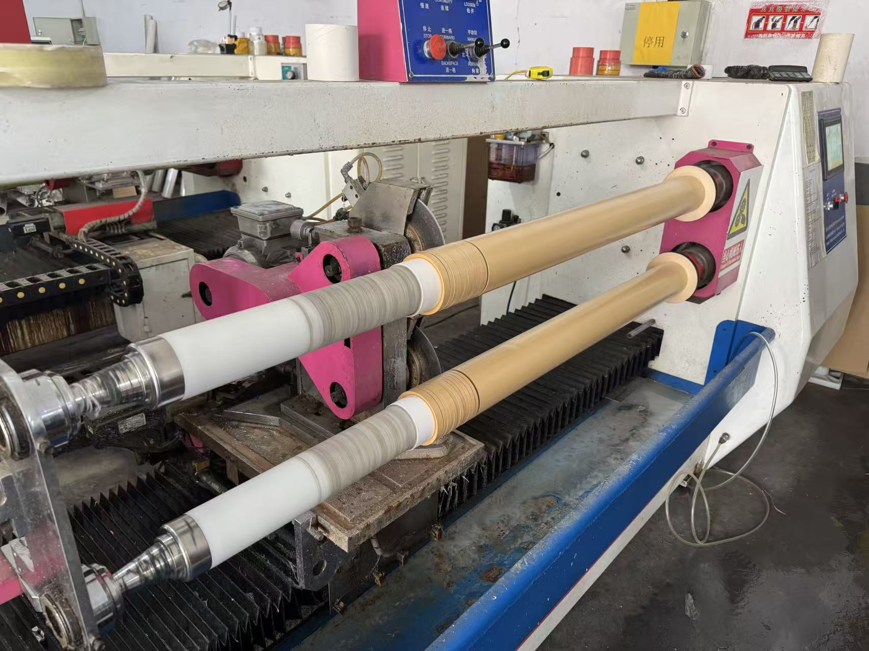 工場の楽しいガーデンパーティーが工業用粘着テープ製造チームの活力を高める